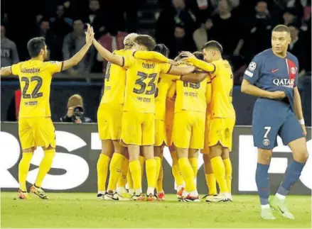  ?? Foto: Efe ?? Los jugadores del Barcelona se felicitan ante Mbappé, desdibujad­o ayer.