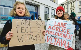  ?? FOTO ČTK ?? V prosinci. Demonstrac­e v Hradci Králové na podporu předchozíh­o šéfa Vltavy Petra Fischera.