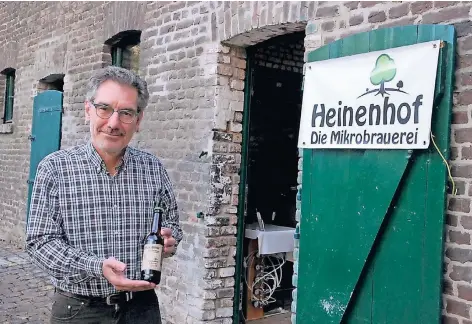  ?? FOTO: STEPHAN EPPINGER ?? Der Brauer Michael Roeßgen mit seinem kölnischen Knuppbier vor seiner Brauerei in Pulheim. Dort entstehen mehrere Biersorten, die an bestimmten Tagen auch vor Ort probiert werden können.