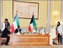  ??  ?? HH the Amir and his guest observe the signing of the MoU on consultati­ons.