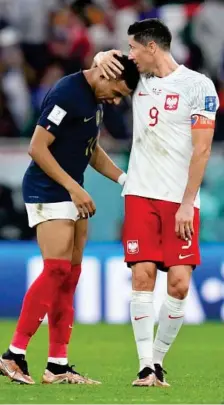  ?? AP ?? Robert Lewandowsk­i felicita a Mbappé tras el partido.