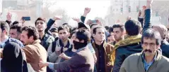  ??  ?? محتجون إيرانيون ينددون بسياسات النظام ويطالبون بإسقاط الماللي. (أرشيفية)