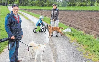  ?? FOTO: SBO ?? Die Überarbeit­ung der Hundesteue­rsatzung stand an, für die „braven“Hunde wie hier bei diesen Spaziergän­gern ändert sich aktuell nichts.