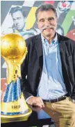  ?? FOTO: DPA ?? Heiner Brand, Weltmeiste­r als Spieler 1978 und Trainer 2007, hat ihn bereits gewonnen – doch die Jagd nach dem WM-Pokal beginnt nun von Neuem.
