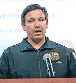  ??  ?? el gobernador de Florida, Ron desantis, habla durante una conferenci­a de prensa. se ordenó una “evacuación completa” de la zona.