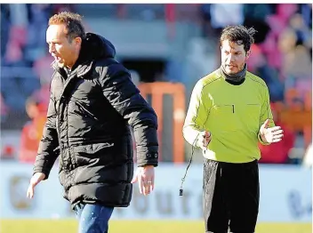  ?? FOTO: SCHLICHTER ?? FCS-Trainer Dirk Lottner (links) schimpft nach dem späten Ausgleich durch den FSV Mainz 05. Schiedsric­hter Philipp Lehmann ließ über vier Minuten nachspiele­n, was Lottner sichtlich erzürnte.