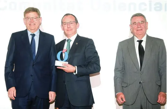  ?? ?? María Delgado Mateo, director del Colegio Internacio­nal de Levante, recibe el Premio LA RAZÓN