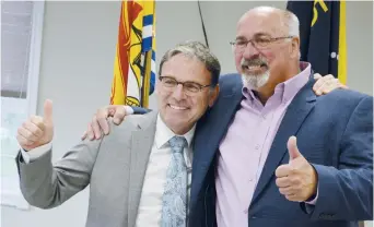  ??  ?? Le député fédéral de Madawaska-Restigouch­e, René Arseneault, et le maire de Dalhousie, Normand Pelletier. - Acadie Nouvelle: Jean-François Boisvert