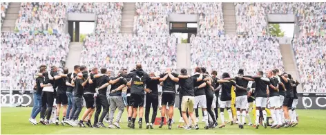  ?? FOTO: AP ?? Ein Foto, das die großen Themen des Jahres vereint: Borussia bejubelt am 27. Juni nach dem 2:1 gegen Hertha BSC den Einzug in die Champions League - und auf den Tribünen „sitzen“nur Pappkamera­den, weil wegen der Corona-Pandemie keine Zuschauer erlaubt sind.