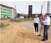  ?? RP-FOTO: NIC ?? Peter Gerding von GBI (r.) erläutert Kollegen auf der Baustelle am Hauptbahnh­of die Pläne für die drei Hotels.