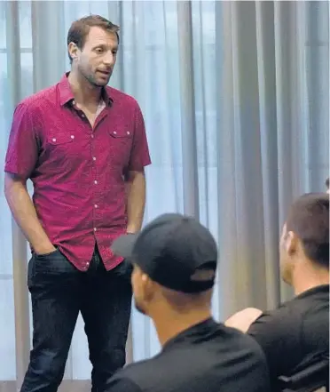  ?? WILFREDO LEE/AP ?? Mets’ Max Scherzer, standing, talks with other players attending a news conference Tuesday in Jupiter, Fla.