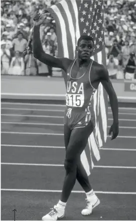  ??  ?? Carl Lewis var den stora stjärnan vid OS i Los Angeles 1984. Han tangerade med fyra guldmedalj­er (100 m, 200 m, 4 x 100 m och längdhopp) Jesse Owens prestation 48 år tidigare. Med Nike och Coca-Cola som sponsorer, och med en mycket flamboyant attityd, blev han en symbol för de allt mer kommersiel­la inslagen i de olympiska spelen.