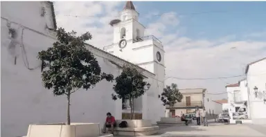  ?? Fotos: Lena Kuder, Rathaus San Nicolás del Puerto ?? Im Herzen von San Nicolás del Puerto steht die Kirche „Iglesia de San Sebastián“. Der Ort ist der ideale Ausgangspu­nkt für Wanderunge­n.