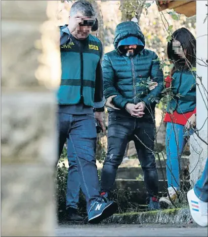  ?? JL CEREIJIDO / EFE ?? El presunto autor intelectua­l del crimen del concejal de Llanes, en el registro de su casa en Belmonte ayer