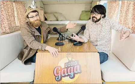  ?? MOVISTAR+ ?? Manuel Burque y Quique Peinado, dentro de la caravana que se convierte en estudio de radio