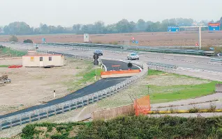  ??  ?? Anni di attesa Dietro l’autostrada A13 si vede il terreno dove sorgerà il polo logistico Ikea