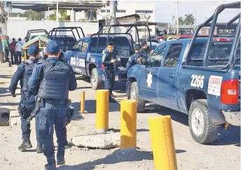  ??  ?? El operativo a las afueras de la cárcel de Aguarato en busca de los criminales.