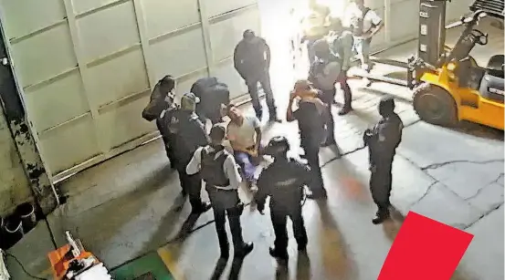  ?? ESPECIAL ?? Policías de Veracruz golpean a un trabajador en una bodega para obtener informació­n