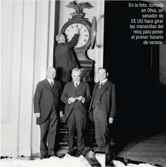  ??  ?? En la foto, tomada en Ohio, un senador de EE UU hace girar las manecillas del reloj para poner el primer horario de verano.