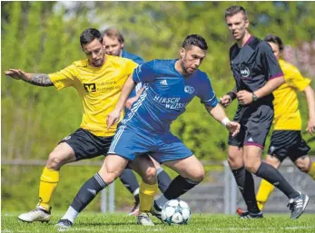  ?? FOTO: BERND MÜLLER ?? Der SC 04 Tuttlingen, hier Emin Tule (blau) beim 3:1-Sieg gegen den FV 08 Rottweil, muss schon eine starke Leistung bringen, wenn er am Sonntag gegen den Meister VfL Mühlheim bestehen will.