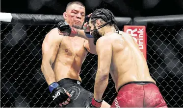  ?? Steven Ryan / Getty Images ?? Jorge Masvidal (der.) golpea en el rostro a Nate Díaz durante su victoria en el combate estelar de la UFC 244, el sábado 2 de noviembre de 2019 en el Madison Square Garden de Nueva York.