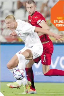  ?? ?? Erling Haaland (izq.) le dio a Noruega los tres puntos en su visita a Serbia, selección clasificad­a al Mundial 2022.