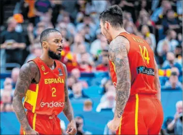  ?? ?? Lorenzo Brown y Willy Hernangóme­z se miran durante el partido de semifinale­s ante Alemania.