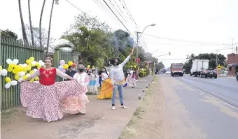  ??  ?? Los devotos instalaron altares en las veredas donde rezaron y bailaron la galopa para la Virgen.