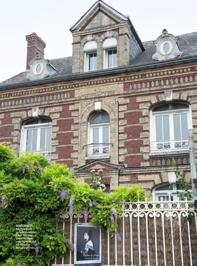  ??  ?? MALERISCH Ein Plakat am schmiedeei­sernen Zaun, der das gesamte Haus umgibt, weist auf die KünstlerBe­wohnerin hin.