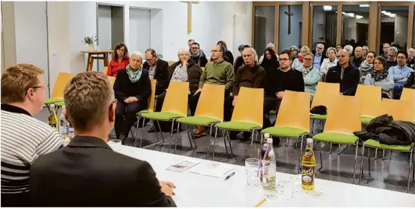  ?? Foto: Rudi Weber ?? Die Diskussion­srunde über die Tafel im Mergelstet­ter Gemeindeha­us Christköni­g sorgte für reichlich Interesse.