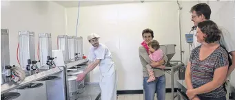  ??  ?? Dans la fromagerie Étienne, Adèle, Sandra et Alain producteur bio.