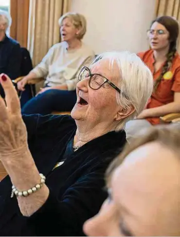  ?? Fotos: Sibila Lind ?? Der MIL-Chor bringt Menschen mit und ohne Demenz zusammen.