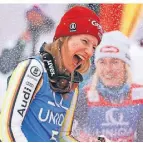  ?? FOTO: DPA ?? Eine Sektdusche von Mikaela Shiffrin bekam Siegerin Lena Dürr (v.).