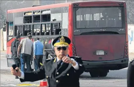  ?? MOHAMED HOSSAM / ANADOLU AGENCY / GETTY IMAGES ?? Atentado en la capital. Cinco pasajeros de un autobús público resultaron ayer heridos al estallar una bomba en el barrio de Ciudad Naser, en el norte de El Cairo