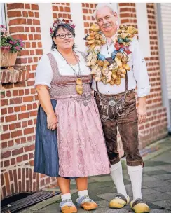  ?? RP-FOTO: ANNE ORTHEN ?? Brigitte und Hanno Klöcker sind das amtierende Klompenpaa­r der Reisholzer Schützen.