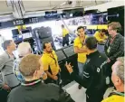  ??  ?? Interacció­n en pits del equipo Renault Sport F1.