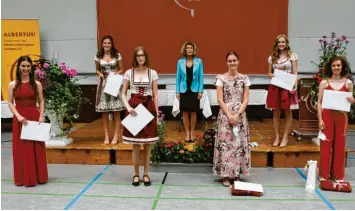  ?? Foto: Arnold Schromm ?? Die jahrgangsb­esten Abiturient­innen des Albertus‰Gymnasiums (von links nach rechts: Lara Hörmann, Sophia Beckert, Julia Kle‰ kamp, Gloria Meier, Jenny Wiedemann, Hanna Hofmaier) zusammen mit Schulleite­rin Iris Eberl (Mitte).