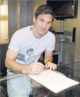  ?? FOTO: FCB ?? Messi, firmando su renovación en 2014, anrtes de irse a jugar el Mundial