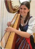  ?? Fotos: Julia Bühler ?? Stefanie Goldstein beglückte das Publi kum an der Harfe.