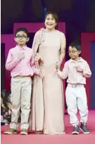  ??  ?? Breast cancer survivor Mai Aguiting in Vania Romoff with sons Johann and Jakob wearing Rustan’s.