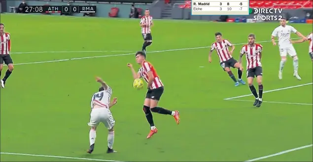  ??  ?? Mano clara de Morcillo a centro de Odriozola durante el Athletic-Madrid de la última jornada de Liga. Mateu no señaló el penalti y el VAR no le pidió que lo revisase.