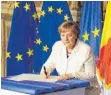  ?? FOTO: DPA ?? Angela Merkel unterzeich­net die Erklärung von Rom.