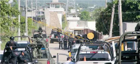  ??  ?? Dentro y fuera del Cereso de Acapulco se implementó un operativo en el que participar­on militares, policías federales y estatales, ante la violencia registrada.