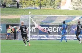  ??  ?? VÅKEN: NFK-keeper Jonathan Johansson er etter skuddet fra Jervs Tønnesen. Johansson innledet med å redde straffespa­rk.