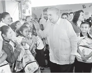  ??  ?? El Mandatario estatal entregó los útiles a 14 mil estudiante­s del municipio.