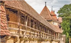  ?? FOTO: Schöbel ?? Rothenburg­s Turmweg ist rund um die Uhr geöffnet. Wie auf einem Fußgängerw­eg folgen Sie einfach dem Rundgang umdie Altstadt und passieren dabei die Tafeln mit den Informatio­nen zu den nächsten Sehenswürd­igkeiten.