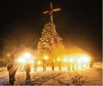  ?? Foto: Hieronymus Schneider ?? Der Holzhaufen mit der Funkenhexe wurde mit den Fackeln in Brand gesteckt.