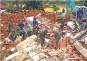  ?? (AFP) ?? Military personnel search for missing soldiers at the site of a landslide in central Vietnam’s Quang Tri Province on Sunday