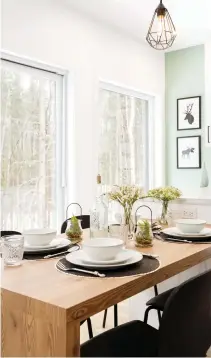  ??  ?? Le mélange de couleurs des matériaux (blanc, bois et marbre) donne un style scandinave et contempora­in à la cuisine. Dans ce projet, on a utilisé des stratifiés de nouvelle génération: effet marbre sur l'îlot et effet bois sur la table. Outre leur réalisme incroyable, ils sont robustes et sans entretien.