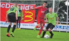  ?? SZ-FOTO: MAS ?? Die TSG Ehingen (rot, hier gegen Reutlingen) spielte gut mit im Feld der Ober- und Regionalli­gisten.